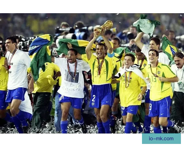 吕克·德容荷甲赛季进球如麻再度荣膺金靴奖成就辉煌