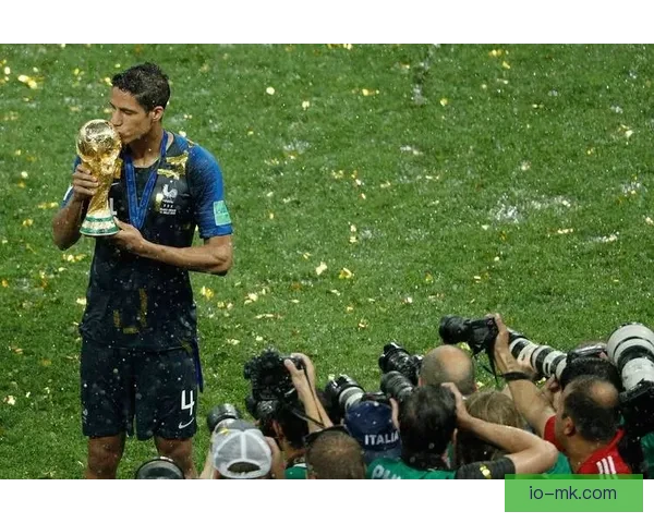 瓦拉内加盟科莫后因伤宣布退役 结束辉煌职业生涯